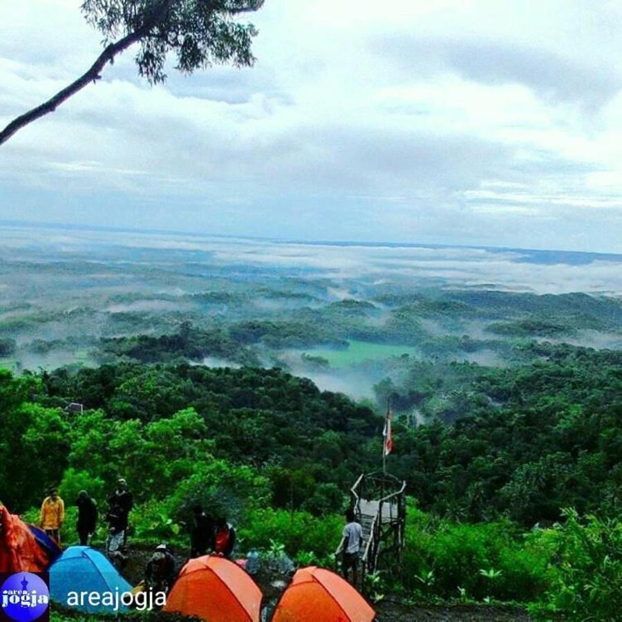 Seribu Batu Songgo Langit Resort & Camp Bantul Exteriör bild