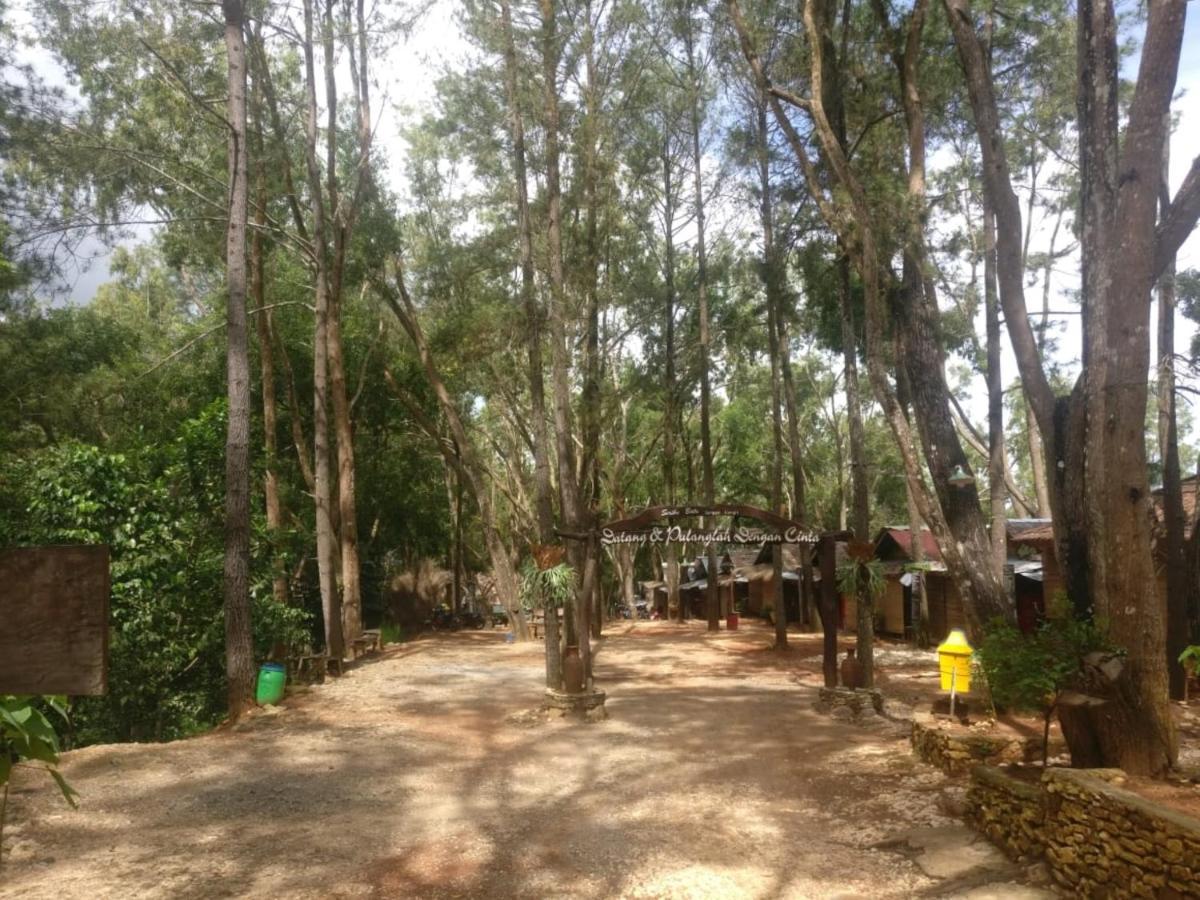 Seribu Batu Songgo Langit Resort & Camp Bantul Exteriör bild